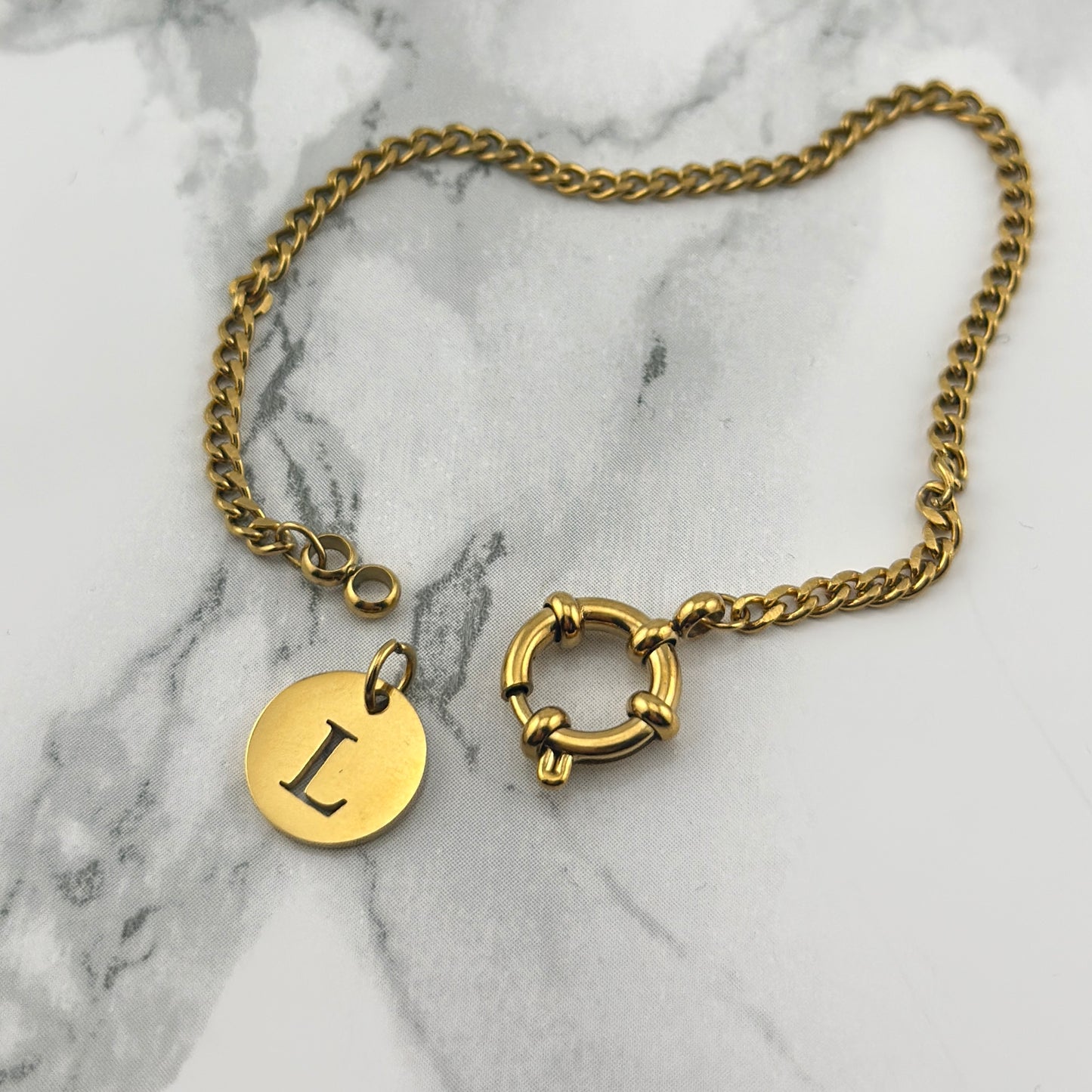 Pulsera de oro con iniciales