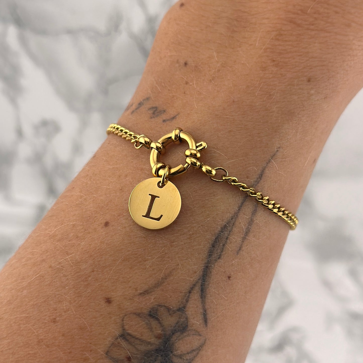 Pulsera de oro con iniciales