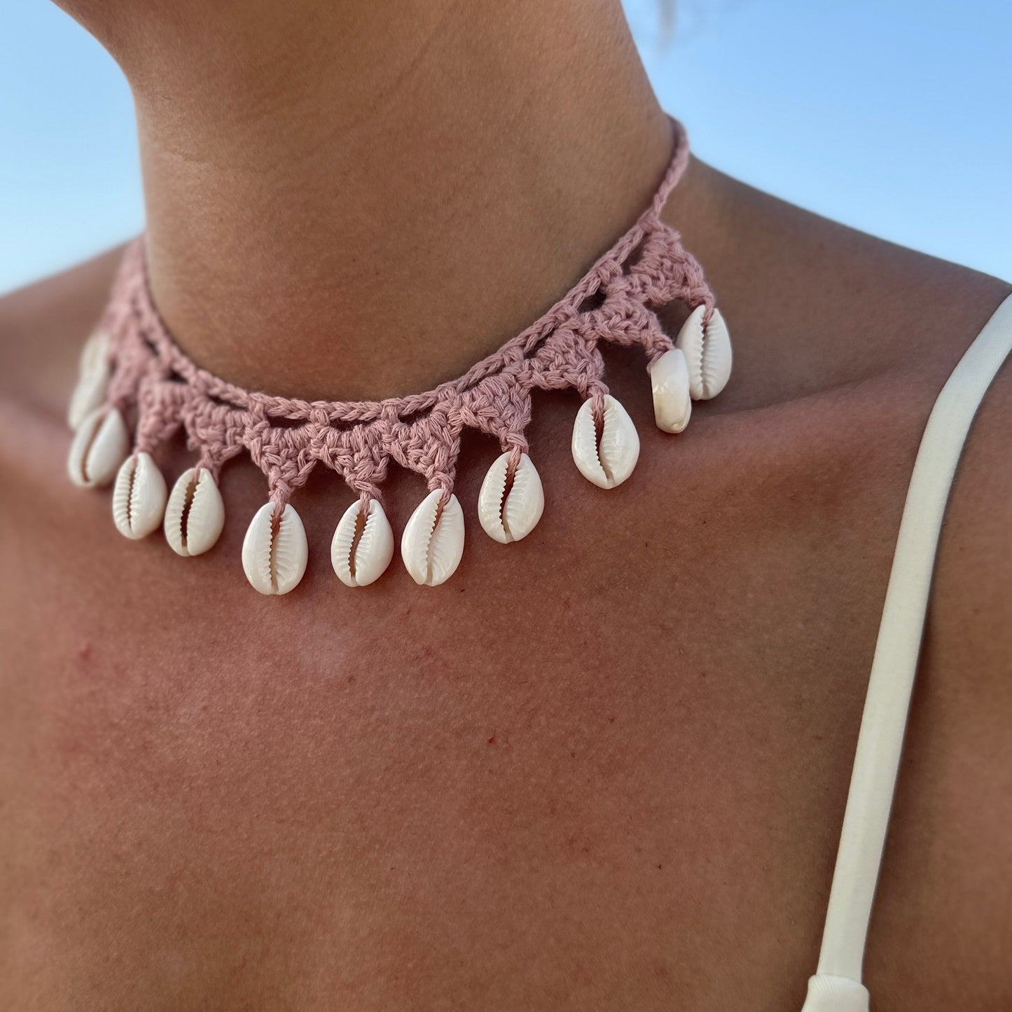 Collar de conchas rosa claro